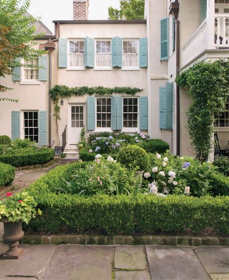 Charleston Architecture, Parterre Garden, Charleston Gardens, Blue Shutters, Charleston Homes, Casas Coloniales, Beach Cottage Style, French Cottage, House Paint Exterior