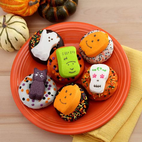 Halloween Peeps Ideas, Peeps Halloween, Halloween Brownie, Halloween Peeps, Peeps Recipes, Halloween Brownies, Halloween Treats Easy, Delicious Donuts, Donut Recipes