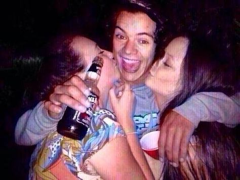 Harry Styles Drunk, Drunk Pictures, Long Hair Drawing, Story Pictures, Michael Symon, Harry Styles Hot, Alcohol Humor, Frat Boy, Harry Styles Pictures