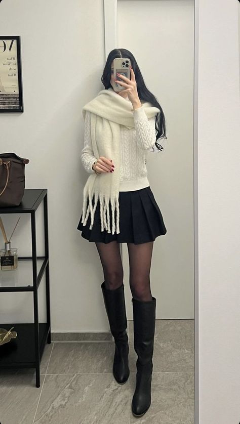 A Line Skirt Outfits Winter, White Sweater And Skirt Outfit, Soft Dark Aesthetic Outfits, Old Money Outfits Asthetics, Cool School Outfits, A Line Skirt Outfits, Rok Mini, Skirt Outfits Fall, Skandinavian Fashion