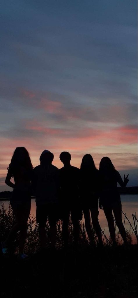 Group Sunset Photos, Friendship Photos Aesthetic, Aesthetic Best Friend Pictures Shadow, Sunset Group Picture, Group Photos Ideas Friendship, Friends Asethic Wallpaper, Friend Group Astethic, Friends Squad Aesthetic, Group Of Friends Aesthetic Wallpaper