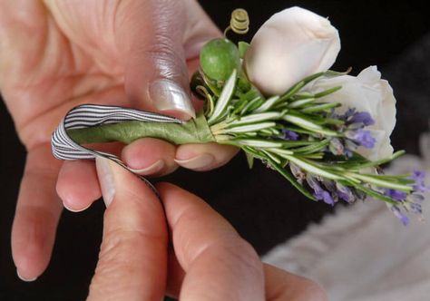 Make A Boutonniere, Dance Flowers, Corsage Ideas, Diy Boutonniere, Low Key Wedding, Wedding Corsages, Wedding Boutonniere, Corsage And Boutonniere, Prom Flowers