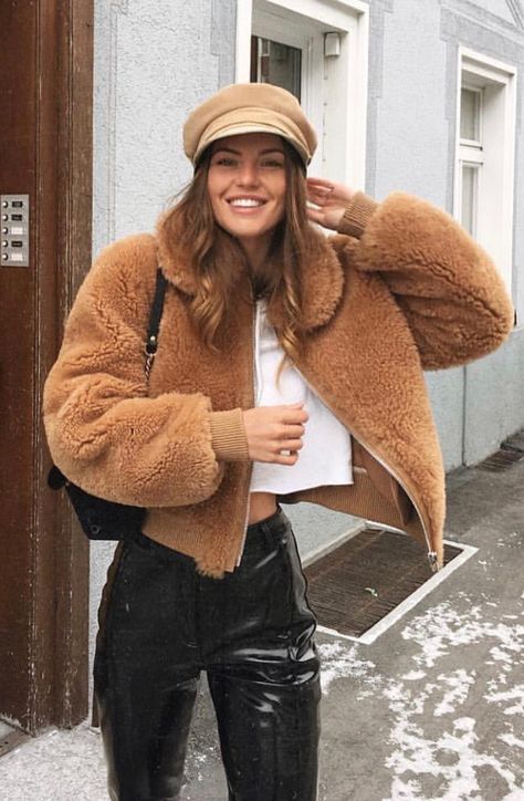 Coat Jacket Women, Oversize Coat, Stylish Winter Outfits, Fluffy Coat, Cute Winter Outfits, Cold Weather Outfits, Brown Coat, Street Style Inspiration, Winter Jackets Women