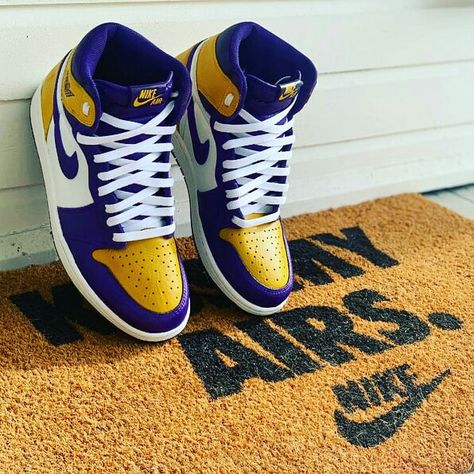 These are custom air Jordan's purple x Yellow La Lakers Purple And Yellow Outfit Men, Yellow Jordan Aesthetic, Lakers Outfit Men, Aesthetic Jordans, Outfits With Yellow, Yellow Jordans, Lakers Shoes, Purple Jordans, Lakers Outfit