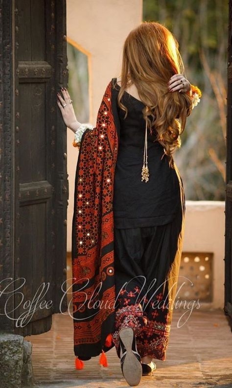 Stylish Dps, Stylish Girls Dp, Latest Kurti Design, Pakistani Clothes Online, Pakistani Dresses Online, Latest Kurti, Pakistani Fashion Casual, Fashion Dresses Online, Kurti Design