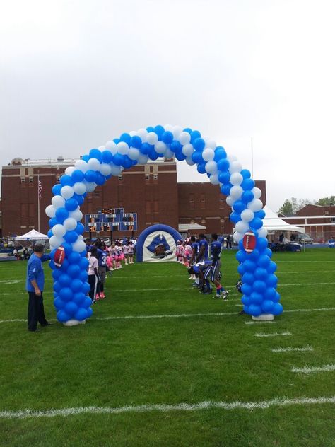 Balloon arch on football field Homecoming Arch Ideas, Senior Night Field Decorations, Homecoming Field Decorations, Youth Football Homecoming Ideas, Football Homecoming Ideas, Football Banquet Decorations, Night Field, Senior Night Football, Leadership Ideas