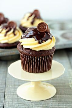 Chocolate cupcakes with a Rolo baked into the center, topped with caramel buttercream, finished with chocolate ganache and a Rolo. Rolo Cupcakes, Good Eat, Cupcake Cake, Yummy Cupcakes, Dessert Cupcakes, Chocolate Frosting, Food Cakes, Chocolate Cupcakes, Sweets Treats