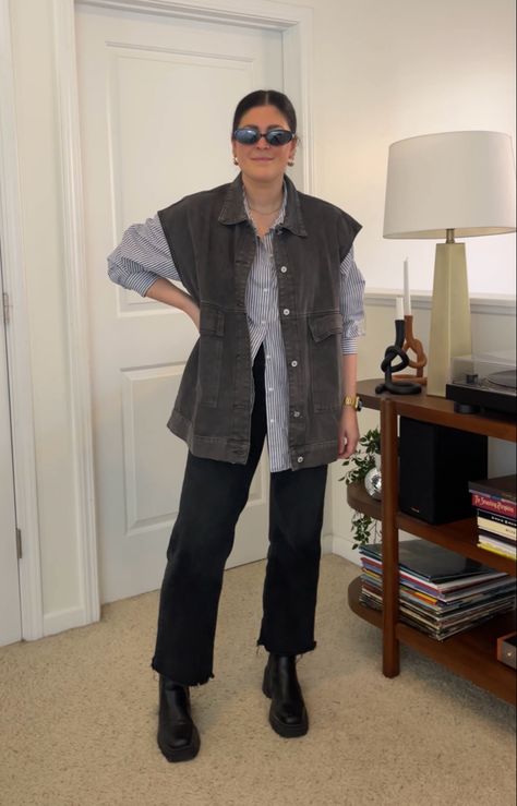 Springtime outfit - How to style a black denim vest Black Jean Vest Outfit, Jean Vest Outfit, Oversized Vest Outfit, Jean Vest Outfits, Black Denim Vest, Spring Time Outfits, Oversized Vest, Vest Outfit, Cropped Wide Leg Jeans