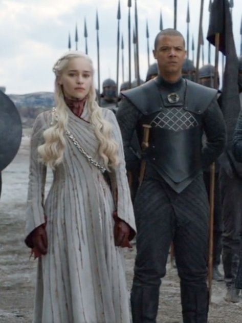 not the clearest photo but still beautiful otherwise Daenerys Targaryen Outfits, Daenerys Targaryen Dress, Daenerys Targaryen Icons, Game Of Thrones Outfits, Victorian Era Dresses, Got Costumes, Seven Kingdoms, Apocalyptic Fashion, Queen Outfit