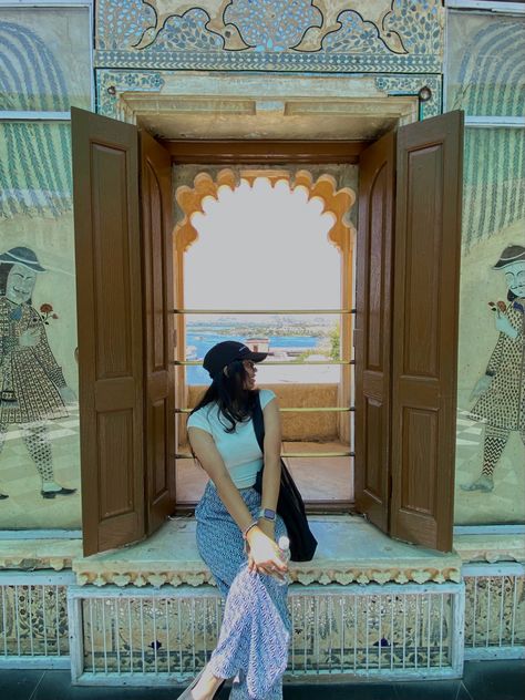 Udaipur Travel Outfit, Udaipur Palace Photography, Photography Ideas In Jaipur, Poses In Jaipur, Mysore Palace Photography Poses, Outfit Ideas For Udaipur Trip, Udaipur Aesthetic Pictures, Rajasthani Outfit For Women, Palace Photoshoot Ideas