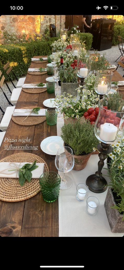 Botanical Table Decor, Outdoor Summer Table Decor, Dinner Party Table Settings Elegant, Garden Party Tablescapes, Outdoor Party Table Decor, Rustic Dinner Table, Outdoor Dinner Party, Dinner Party Table Settings, Italian Dinner Party