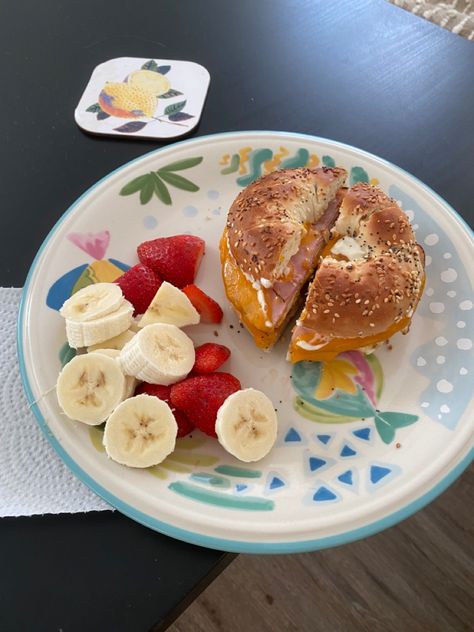 Healthy Breakfast With Bagels, Ham Egg And Cheese Bagel Sandwich, Bagels Breakfast Ideas, Healthy Bagel Breakfast, Healthy Breakfast Bagel, Bagel Breakfast Ideas, Bagel With Egg, Chicken Bagel, Egg Cream Cheese