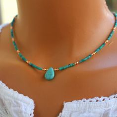 Pin en DIY Necklaces Copper And Turquoise, Dainty Diamond Necklace, Beaded Jewelry Necklaces, Beaded Jewelry Patterns, A Necklace, Copper Necklace, Precious Jewelry, Jewelry Patterns, Turquoise Beads