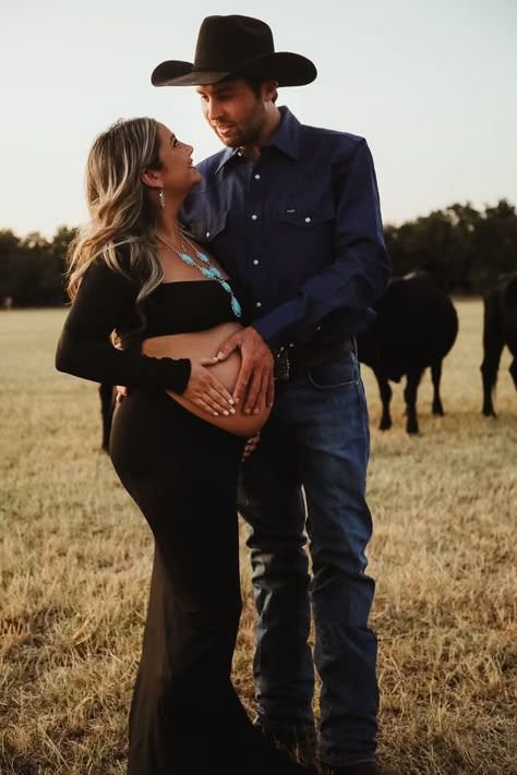 Texas Maternity Photoshoot, Maternity Pictures With Cows, Cowboy Maternity Pictures, Western Maternity Pictures, Country Maternity Photography, Country Maternity Photos, Country Maternity, Cute Pregnancy Photos, Boy Pregnancy