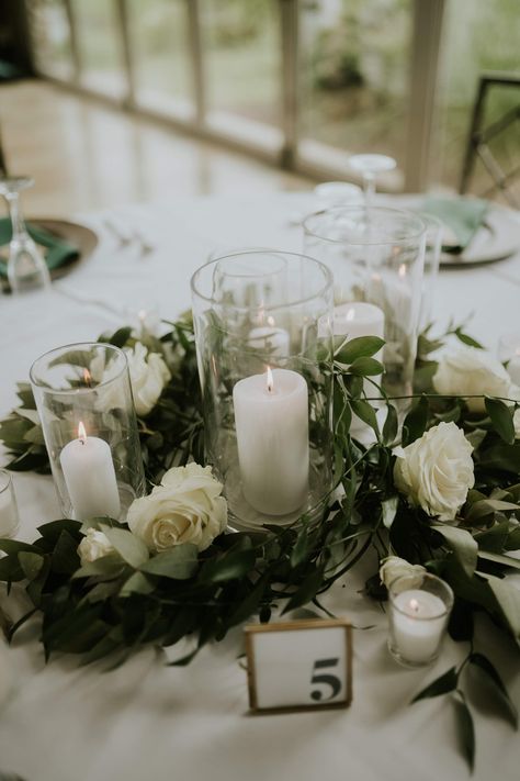 Timeless Wedding Decor Romantic, Classic Elegant Wedding Decor, Wedding Decor Ideas Simple, Green And White Wedding Theme, Green And White Wedding Decor, Green And Cream Wedding, Simple Wedding Table Decor, Cream Wedding Theme, Classic Wedding Centerpieces