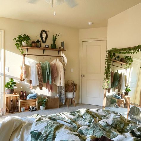 Green Vintage Bedroom Aesthetic, Earthy Retro Bedroom, Granola Room Inspiration, Earthy Room Aesthetic Boho, Room Ideas Aesthetic Green Boho, Granola Interior Design, Granola Room Ideas, Earthy Bedroom Aesthetic Bohemian, Green Earthy Bedroom Aesthetic