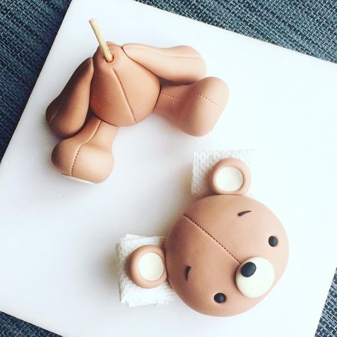 Oso Teddy Bear Fondant Topper, Fondant Teddy Bear Tutorial Step By Step, Fondant Bear Topper, Fondant Bear Tutorial, Fondant Animals Tutorial, Fondant Bear, Baby Shower Pasta, Fondant Teddy Bear, Teddy Cake