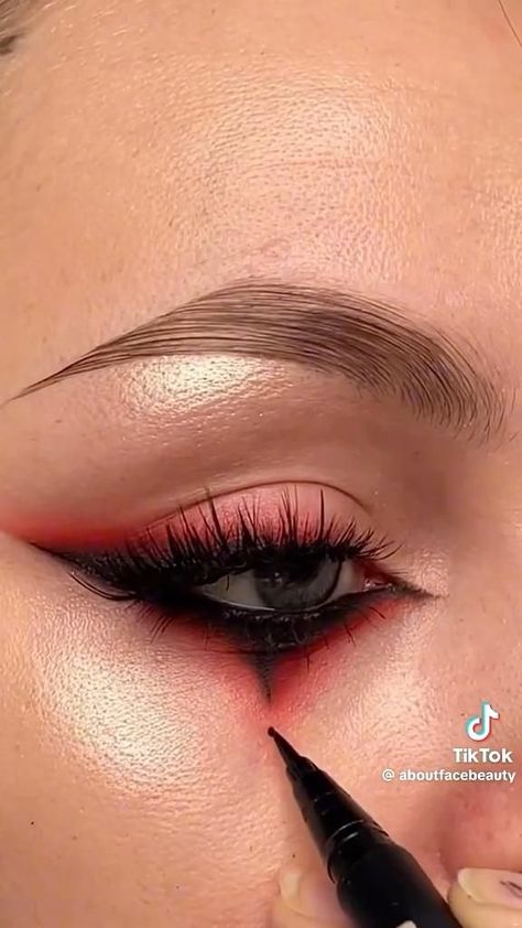 Halloween Makeup For Office, Halloween Inspo Makeup, Office Halloween Makeup, Crazy Eye Makeup Looks, Halloween Costumes Clown Outfit, Clown Makeup For Women, Cute Halloween Face Paint, Cool Makeup Looks Creative Halloween, Clown Eye Makeup