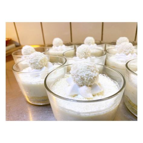 𝐴.𝐵𝑎𝑘𝑒𝑟𝑦 on Instagram: "Raffaello cheesecake i glas🤤.Älskar raffaello och en dessert med smak av det är en av de godaste som finns😋🤍" Raffaello Cheesecake, Dessert Cups, Sugar Scrub, Cheesecake, Dessert, On Instagram, Quick Saves, Instagram