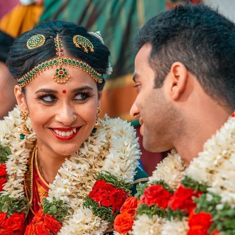 Can you imagine a #SouthIndian #bride without intricate temple #jewellery ? Neither can we. Here we explore the Nethi Chutti, a forehead ornament that forms a part of her look. South Indian Look, Nethi Chutti, Indian Hair Accessories, South Indian Bridal Jewellery, Bridal Anklet, Bridal Jewellery Inspiration, Contemporary Bridal, Indian Bridal Jewellery, South Indian Weddings