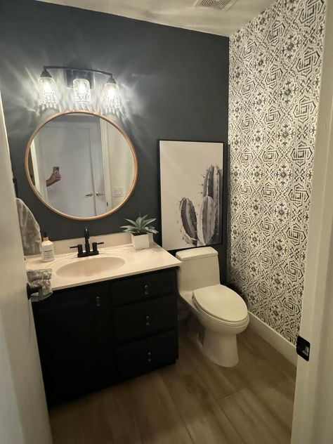 1/2 Bathroom With Wallpaper, Half Bathroom No Windows Ideas, Powder Room Design Wallpaper, Half Bath Accent Wall Ideas, Small Half Bathroom Ideas Wallpaper, Small Navy Bathroom, Black Accent Wall Bathroom, Half Bathroom Ideas Wallpaper, Navy Blue Bathroom Walls