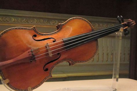 The French study busts the myth that old violins 'project' the sound more effectively Warsaw Museum, Stradivarius Violin, Mountains In Italy, Antonio Stradivari, Violin Family, Music Tree, Violin Shop, Violin Makers, Double Blinds