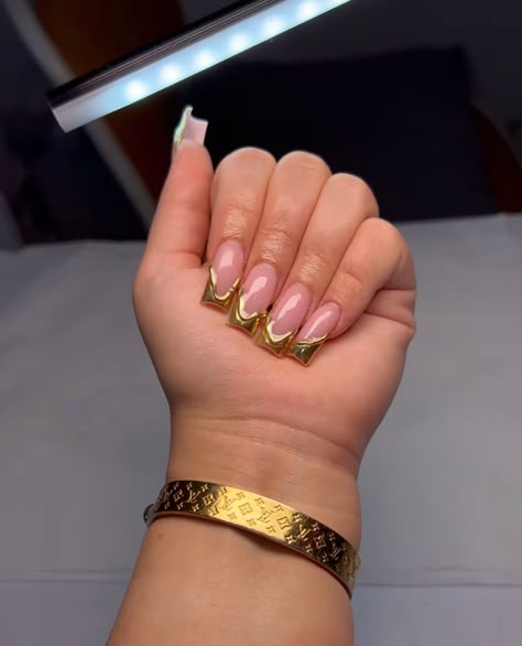 Prom Toes, Gold Acrylic Nail Designs, Nails Court, Nails With Gold Design, Gold Short Nails, Gold Nails Short, Gold French Nails, Gold French Tip Nails, Gold French Tips