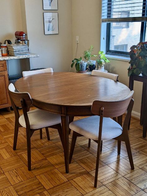 Apartment Dark Wood, Apartment Dark, Circle Dining Table, Dark Wood Dining Table, Dark Table, Dark Wood Kitchens, Small Kitchen Tables, Apartment Dining, House Vibes