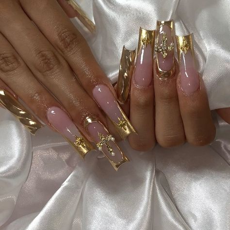 #nails #nailart #goldnails #squarenails#nail2inspire #nailsart #nailsofinstagram #naildesign #summernails Gold 90s Nails, Gold Bday Nails, White Tips With Gold, Yellow And Gold Nails Design, Gold Glam Nails, Birthday Nails Gold, Gold And Nude Nails, Classy Gold Nails, Gold Birthday Nails