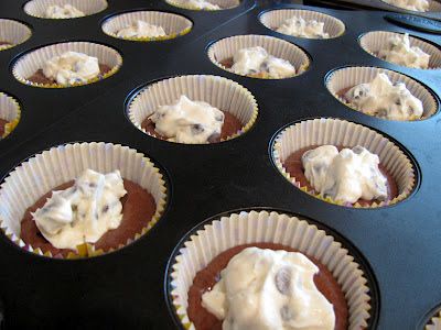 Filled Cupcakes Easy, Cream Cheese Filled Cupcakes, Chocolate Cream Cheese Cupcakes, Recipes Cream Cheese, Cream Filled Cupcakes, Yellow Cake Mix Recipes, Cheese Cake Filling, Cake Mix Cupcakes, Cake Mix Muffins