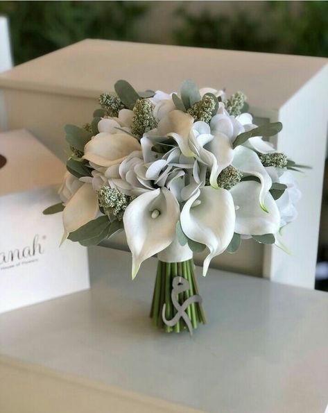 Modest Wedding Bouquet, Calla Flower Wedding, Wedding Bouquets Bride 2023, Classy Bride Bouquet, Bridal Bouquet Designs, Small Cascading Wedding Bouquets, Bidermajer Wedding Bouquets, Bride Flower Bouquet Elegant, Simple Bride Bouquet