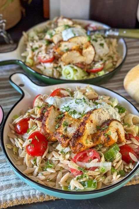 Deze heerlijk frisse orzo salade met gegrilde kip staat binnen mum van tijd op tafel en is een feestje om te eten. Healty Lunches, Always Hungry, Feeling Hungry, Orzo, Salad Dressing, Food Lover, Diner, Food And Drink, Salad