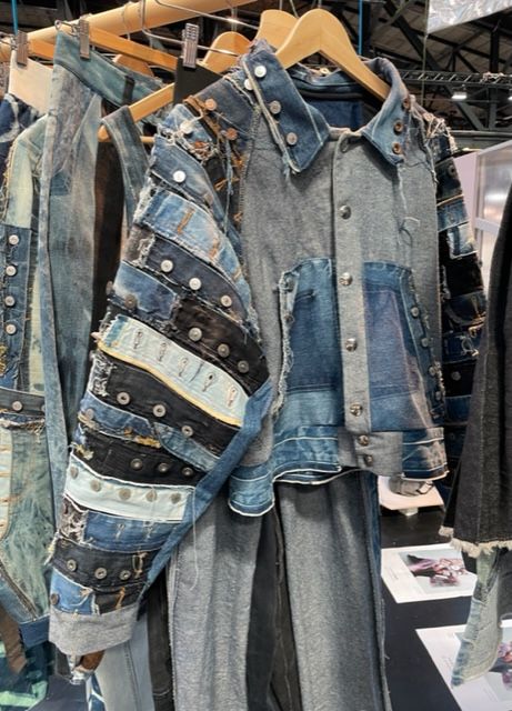 Reworked Denim Jacket, Reworked Jacket, Black Outfit Edgy, Edgy Fits, Remake Clothes, Look Jean, Denim Art, Denim Inspiration, Diy Jacket