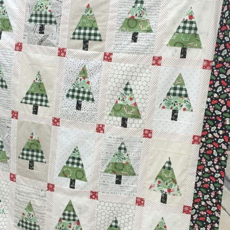 Quilt Tutorials and Free Patterns Christmas Tree Quilt Free, Christmas Quilt Patterns Free Simple, Christmas Quilts Jelly Roll, Tree Quilt Pattern Free Printable, Easy Christmas Quilt Patterns For Beginners, Free Table Runners Patterns, Simple Christmas Quilts, Simple Christmas Quilt Patterns, Christmas Jelly Roll Quilt Patterns Free