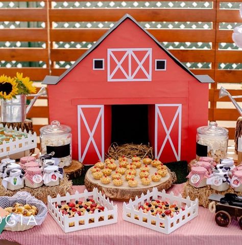 Barnyard Birthday Backdrop, Farm Birthday Centerpiece Ideas, Farm Party Treats, Barnyard Dessert Table, Diy Farm Birthday Decorations, Barn Birthday Party, Farmyard Party, Rodeo Birthday Parties, Party Cake Table