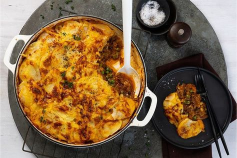 Snuggle up with this comforting shepherd's pie. Pumpkin Spinach, Pumpkin Lasagna, Spinach Lasagna Rolls, Savoury Pies, Sauce Bolognaise, Lasagna Roll, Traditional Lasagna, Pumpkin Sauce, Lasagna Rollups