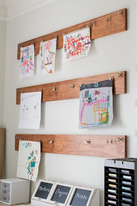 Children's art gallery in the playroom or bedroom to display your kid's art on the wall. This easy storage and organization project takes a few minutes and very few supplies. Rustic Playroom, Ideas Habitaciones, Art Display Kids, Kids Artwork, Toy Rooms, Craft Room Organization, Kids Playroom, Childrens Art, Kid Spaces