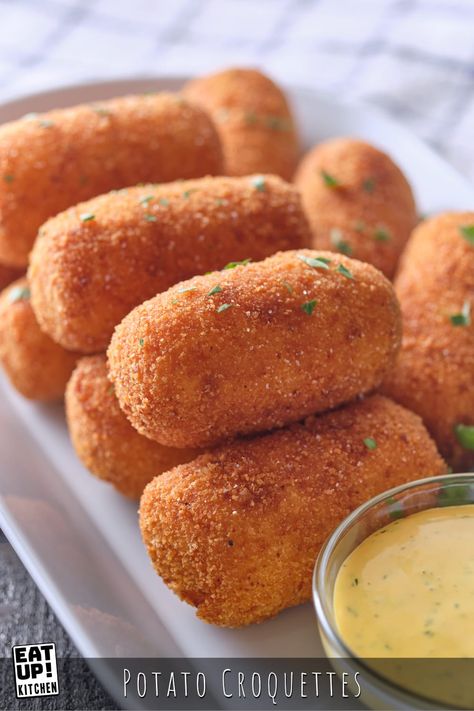 Deep Fried Mashed Potatoes, Potato Croquette Recipe, Fried Mashed Potatoes, Croquettes Recipe, Pudding Chia, Potato Croquettes, Potato Recipes Side Dishes, Potato Side Dishes, Potato Dishes