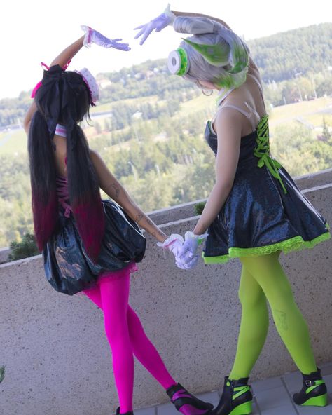 CALLIE & MARIE 🦑 [STAY FRESH! 🩷💚] performing as callie and marie at animethon was so amazingly fun! we hope to continue performing as them in the future as BIOLUMINA! ٩( 'ω' )و★彡 (joyous occasion to finally be able to be the squid sisters after wanting to for 8 years...) 🩷 | @roguskii 💚 | @zeldacosplays 📸 | @mikealcerphotos 🏷️ #splatoon #splatooncosplay #calliesplatoon #mariesplatoon #squidsisters #calliecosplay #mariecosplay #animethon #animethon2024 #squidsisterscosplay #yegcosplay #sp... Cute Splatoon Outfits, Callie Splatoon Cosplay, Splatoon Hairstyles Octo, Marie Cosplay Splatoon, Marie And Callie, Splatoon Fashion, Marie X Shiver Splatoon, Splatoon 2 Marie, Splatoon Costume