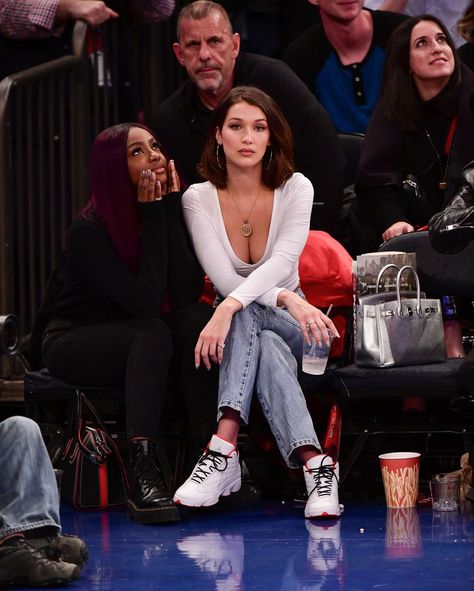 Bella Hadid Sat Courtside For the Knicks vs. Los Angeles Lakers Basketball Game Ball Game Outfit, Basketball Game Outfit Women, Basketball Game Outfit, Game Outfit, Bella Hadid Outfits, Bella Hadid Style, Basketball Clothes, Hadid Style, Basketball Game