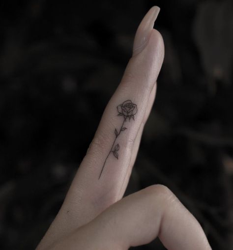 A Finger Tattoo, Flower Finger Tattoos, Finger Rose Tattoo, Stunning Tattoos, Tato Minimal, Tiny Wrist Tattoos, Henna Inspired Tattoos, Small Finger Tattoos, Finger Tattoo For Women