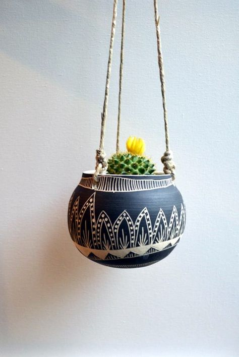 Cerámica Ideas, Herb Planters, Keramik Design, Decorative Planters, Pot Designs, Hanging Pots, Hanging Planter, Sgraffito, Pottery Designs