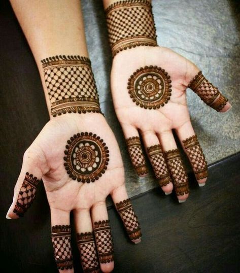 125 Stunning Yet Simple Mehndi Designs For Beginners|| Easy And Beautiful Mehndi Designs With Images | Bling Sparkle Mehndi Designs Finger, Beginners Henna, Henna Hand Designs, Easy Mehendi, Round Mehndi Design, Henne Tattoo, Simple Mehandi, Inai Pengantin, Palm Mehndi Design