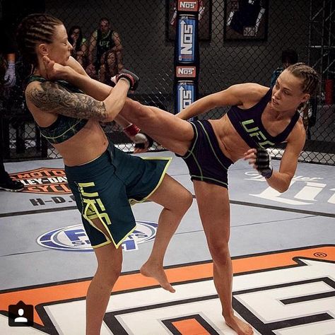 Female Mma Fighters, Muay Thai Martial Arts, Rose Namajunas, Mma Videos, Mma Girls, Fighter Girl, Kickboxing Workout, Female Fighter, Mma Women