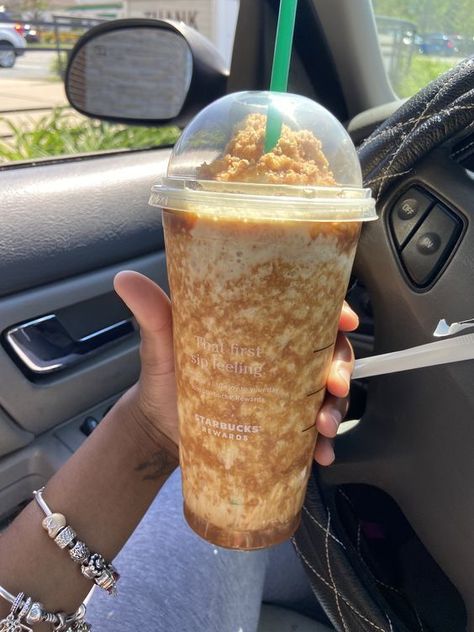 Caramel Ribbon Crunch, Starbucks Caramel Drinks, The Life I Want, Cap'n Crunch, Drinks Starbucks, Starbucks Secret Menu Recipes, Secret Starbucks Recipes, Crunch Recipe, Capn Crunch