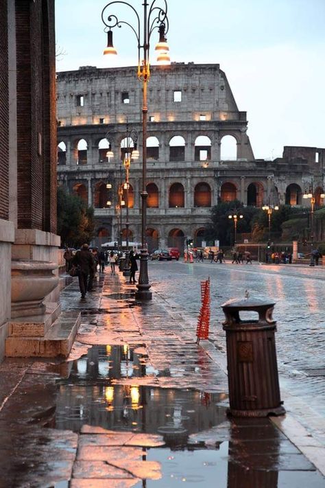 Rome Rainy Mood, Italy Winter, Colosseum Rome, Rome Antique, Italy Aesthetic, City Aesthetic, Florence Italy, Rome Italy, Travel Inspo