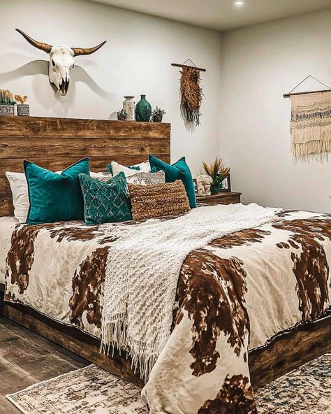 Master Bedrooms Decor Highland Cow, Turquoise Western Bedroom, Cowgirl Room Ideas Rustic, Cute Cowgirl Room Ideas, College Western Dorm Room Ideas, Western Girl Bedroom Ideas, Girls Country Bedroom, Western Bedrooms Teenage Girl, Western Themed House