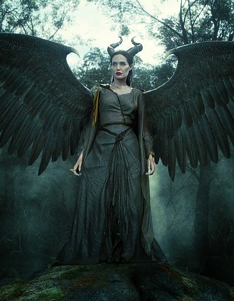 Witch Crafts: ANGELINA JOLIE'S COSTUME FOR "MALEFICENT" Maleficent Wings, Maleficent 2014, Maleficent Disney, Maleficent Movie, Angelina Jolie Maleficent, Relationship Killers, Juno Temple, Maleficent Costume, Disney Maleficent