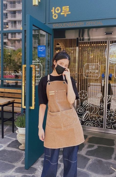 Korean Cafe Uniform, Apron Uniform Ideas, Cafe Worker Outfit Coffee Shop, Bakery Worker Outfit, Pastry Chef Aesthetic Outfit, Coffee Shop Uniform Aesthetic, Cafe Apron Aesthetic, Coffee Shop Worker Outfit, Coffee Barista Outfit