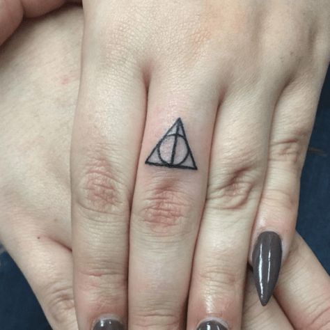 The sign of the Deathly Hollows! (Harry Potter) Harry Potter Finger Tattoo, Harry Potter Hand Tattoo, A Finger Tattoo, Hallows Tattoo, Cool Finger Tattoos, Finger Tattoo Ideas, Middle Finger Tattoos, Origami Tattoo, Tiny Finger Tattoos